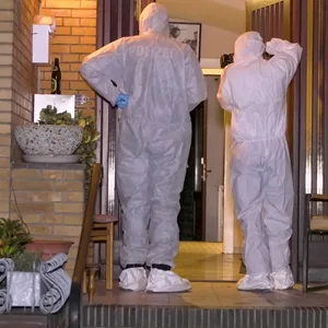 Beamte der Mordkommission bei der Spurensicherung an der Kluckstraße in Heide.