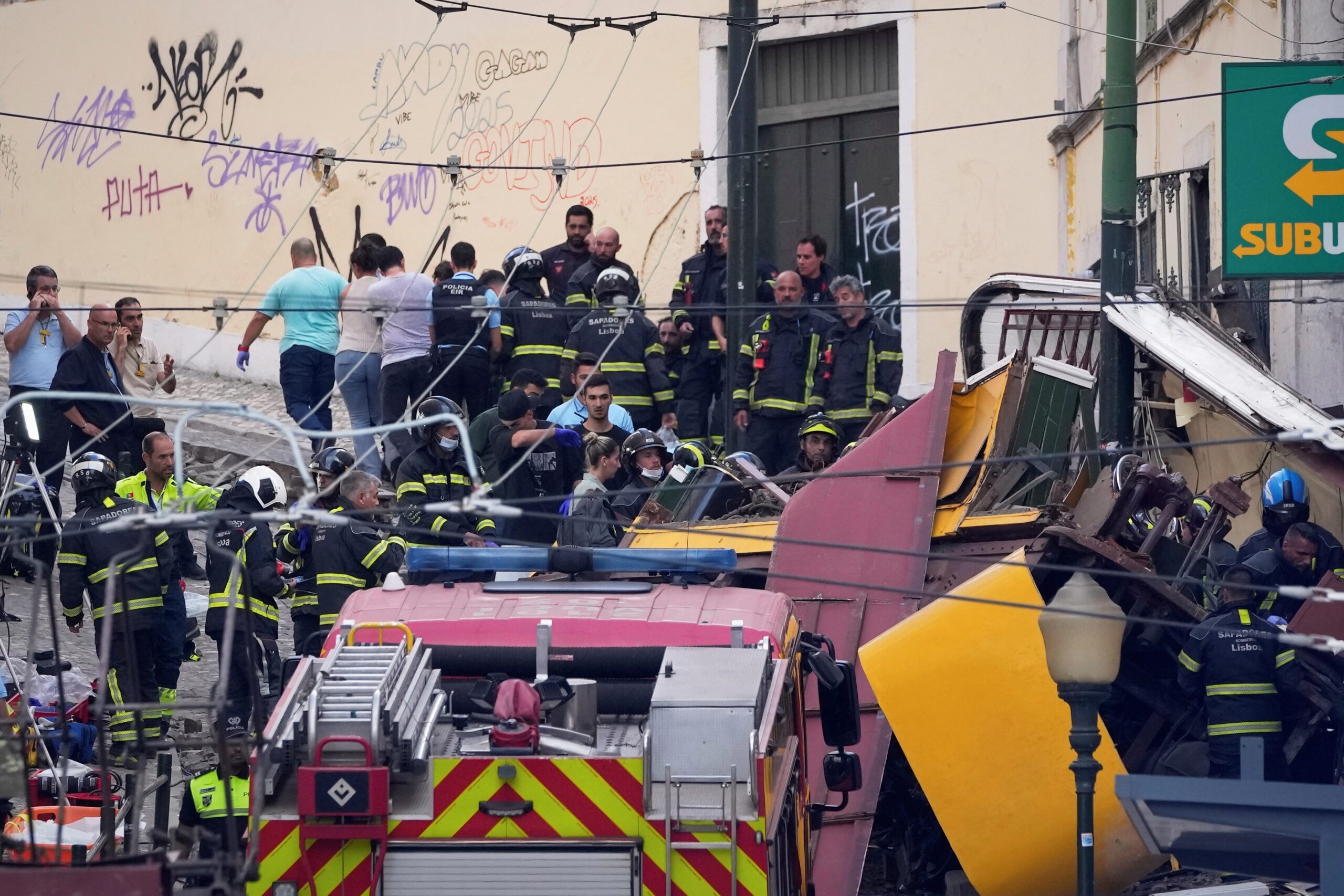 Rettungskräfte an der Unglücksstelle in Lissabon.