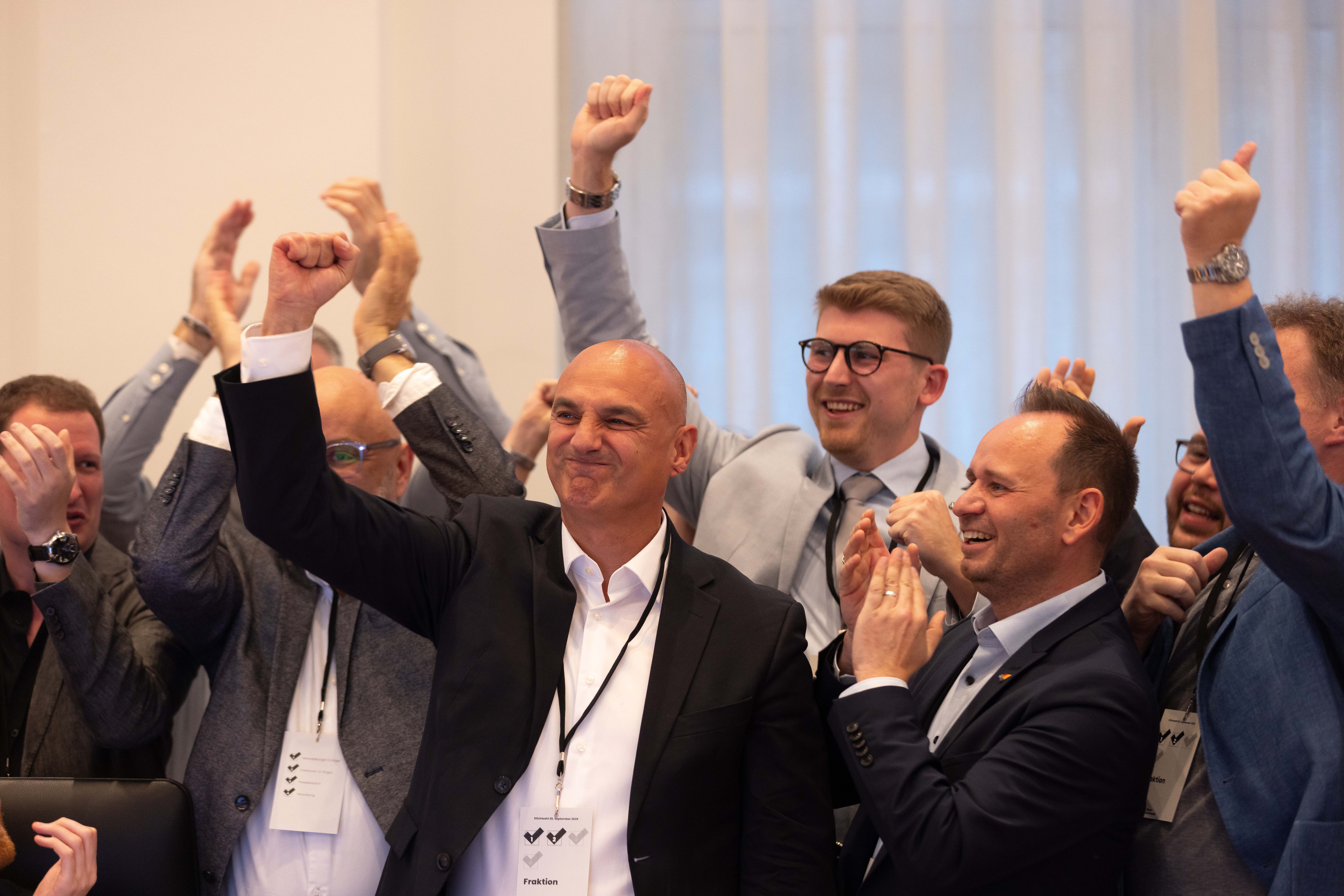 Stichwahlen nach der Kommunalwahl in Nordrhein-Westfalen. Mit knappen Vorsprung wurde der CDU-Kandidat Alexander Kalouti (M) zum Oberbürgermeister gewählt.