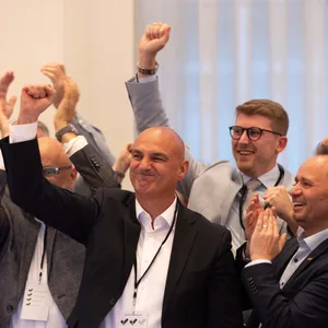 Stichwahlen nach der Kommunalwahl in Nordrhein-Westfalen. Mit knappen Vorsprung wurde der CDU-Kandidat Alexander Kalouti (M) zum Oberbürgermeister gewählt.