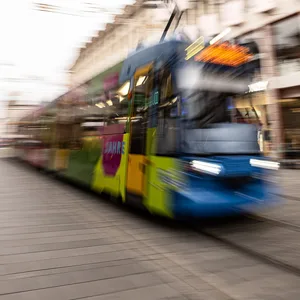 Eine Straßenbahn fährt durch die Innenstadt von Kassel