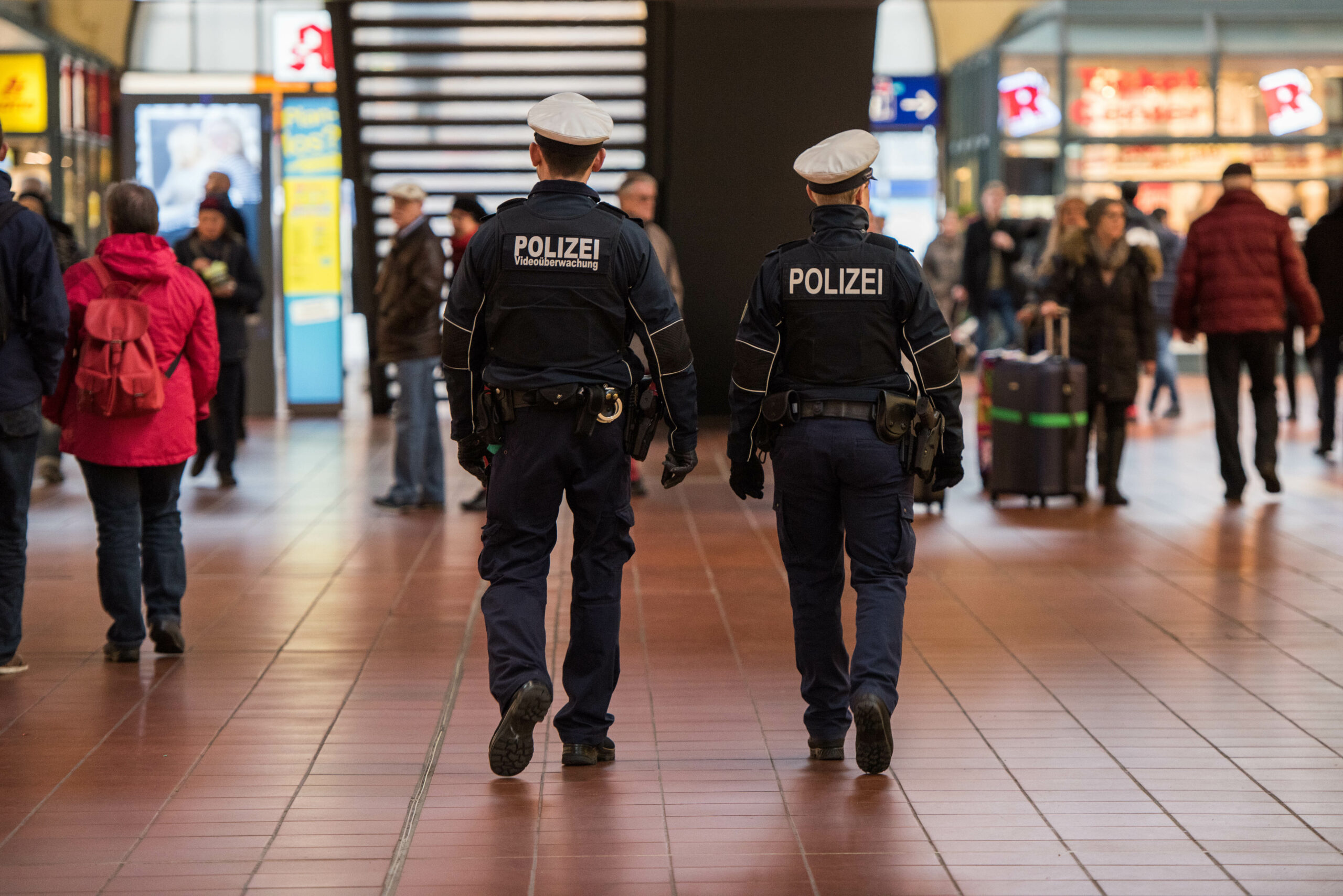 Zwei Bundespolizisten in der Wandelhalle des Hamburger Hauptbahnhofs. (Symbolfoto)