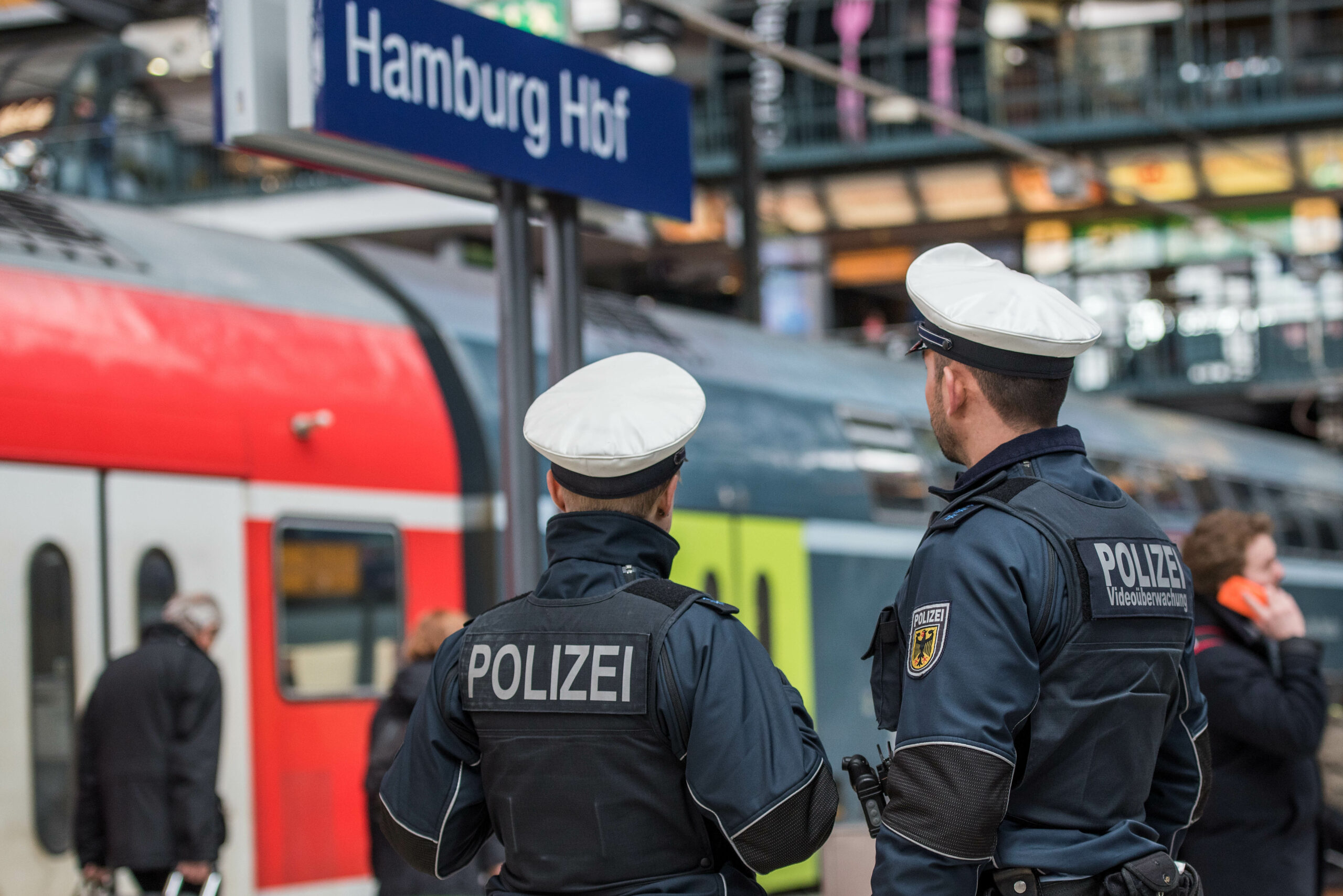 Bundespolizisten warteten am Hamburger Hauptbahnhof schon auf den Tatverdächtigen (Symbolbild).