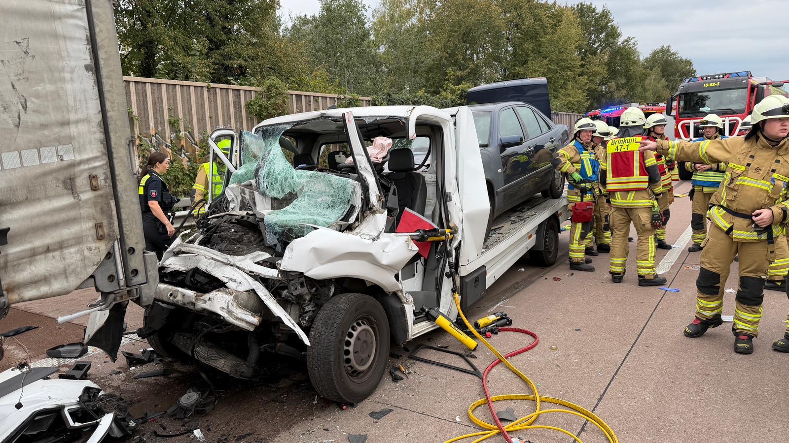 Der zerstörte Kleintransporter nach dem Unfall auf der A1 bei Stuhr