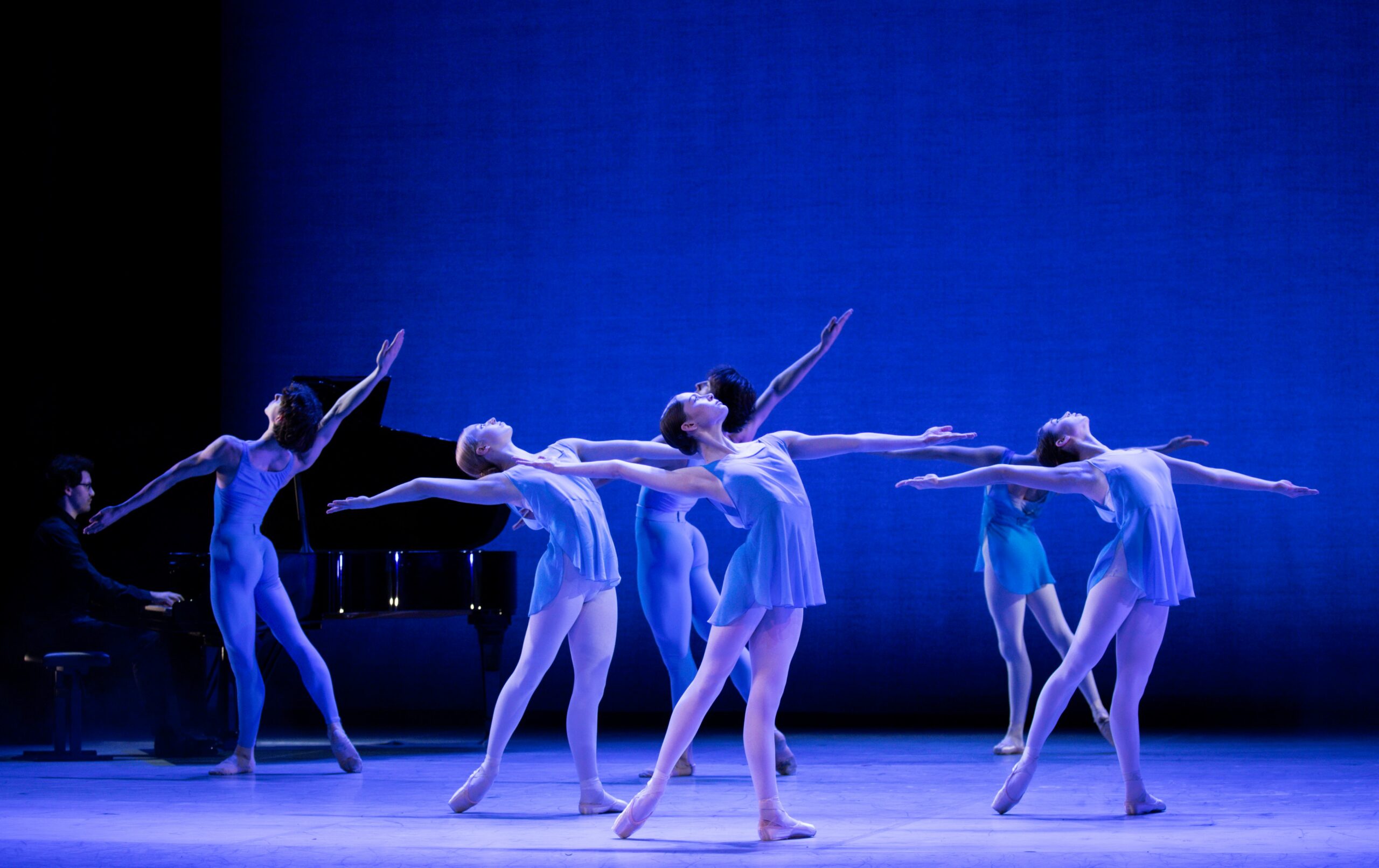 Tänzer des Bundesjugendballetts auf der Bühne