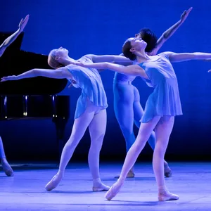 Tänzer des Bundesjugendballetts auf der Bühne
