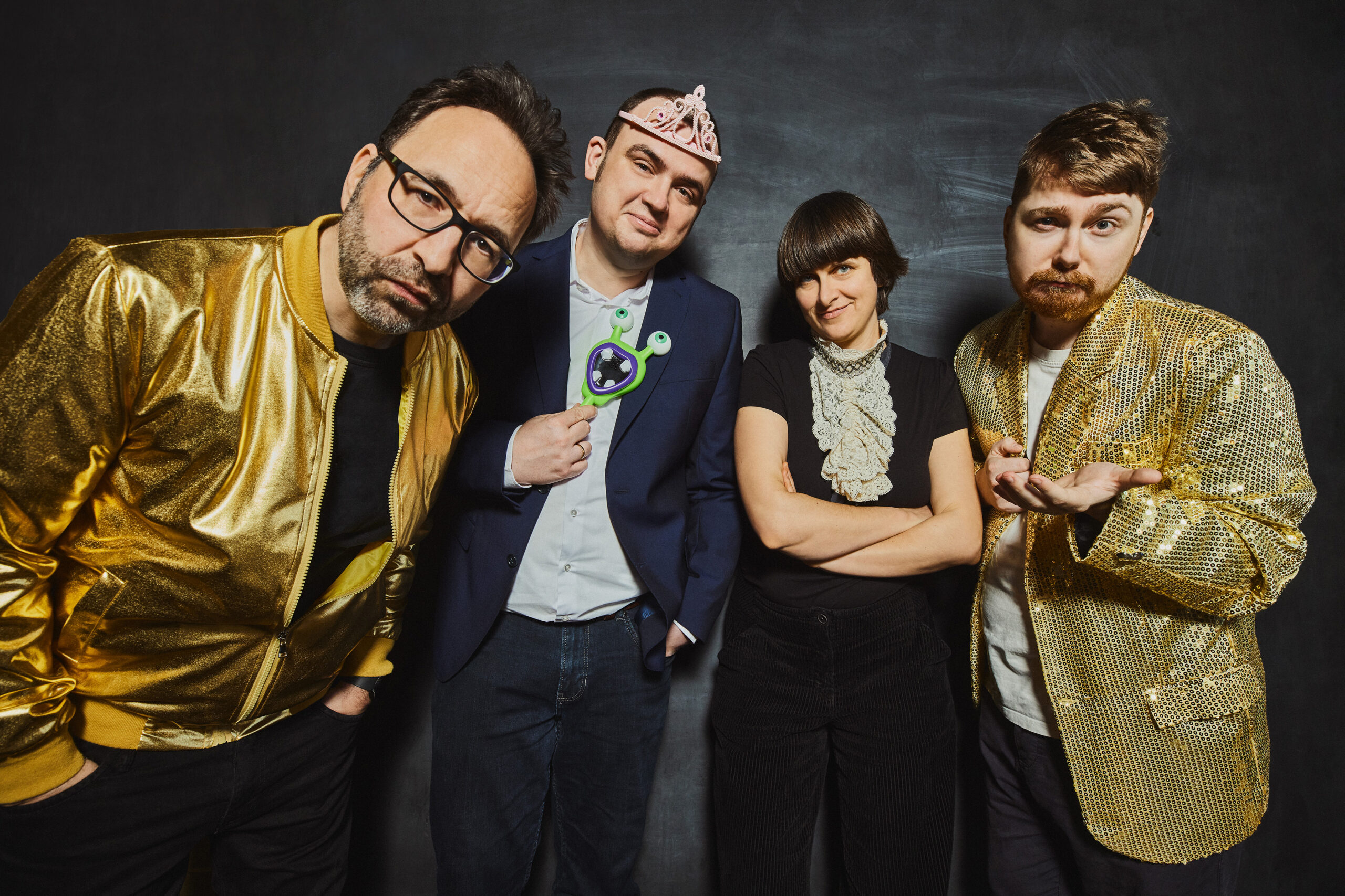 Gruppe von Entertainern vor einer schwarzen Wand