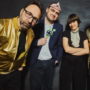 Gruppe von Entertainern vor einer schwarzen Wand