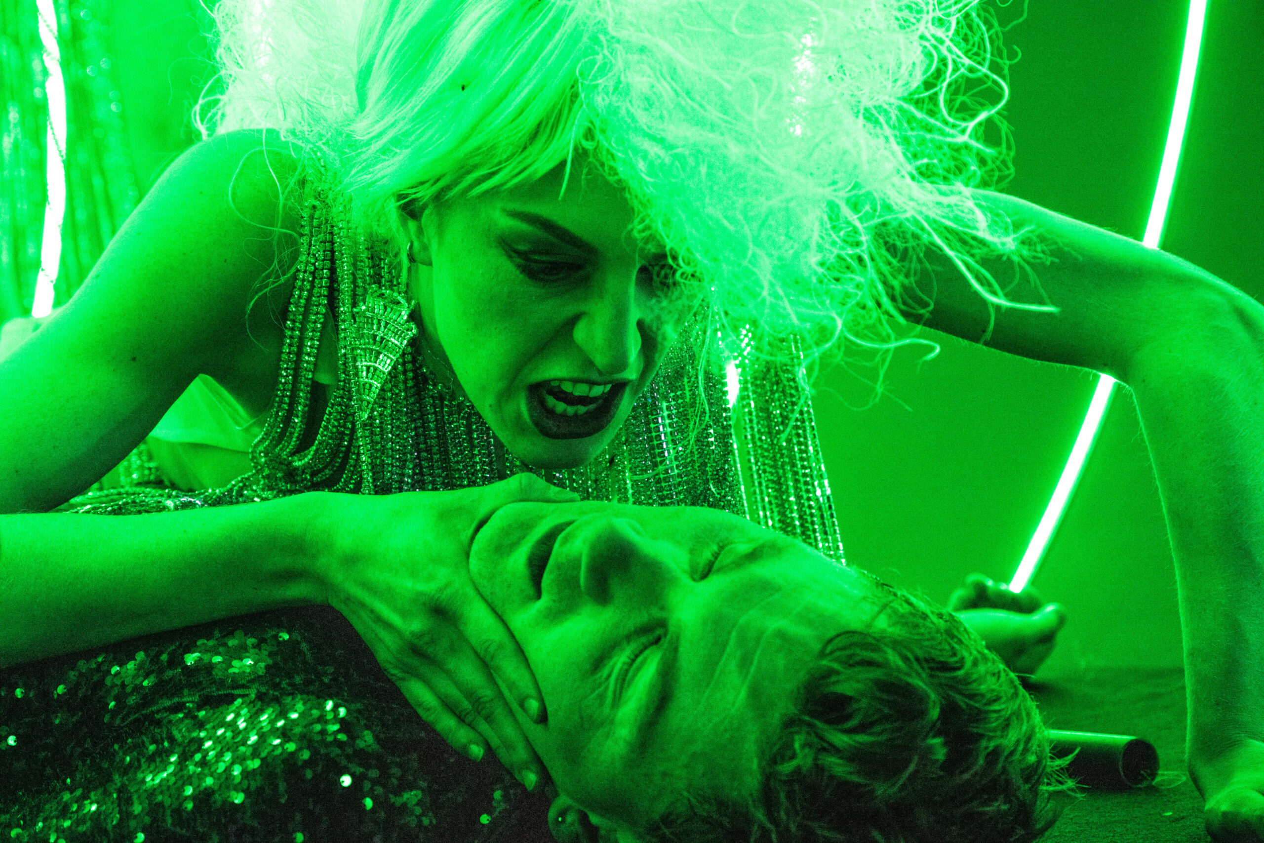 Eine Frau greift nach dem Gesicht eines Mannes.