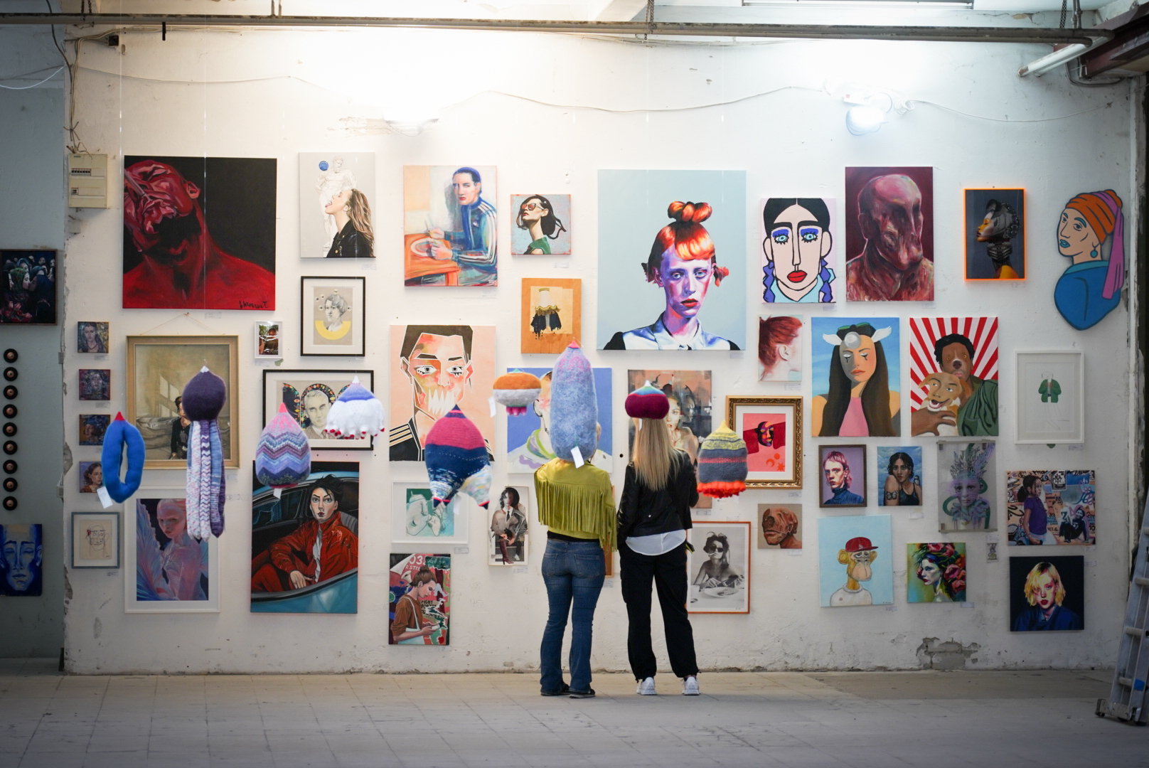 Eine Wand mit zahlreichen Kunstwerken