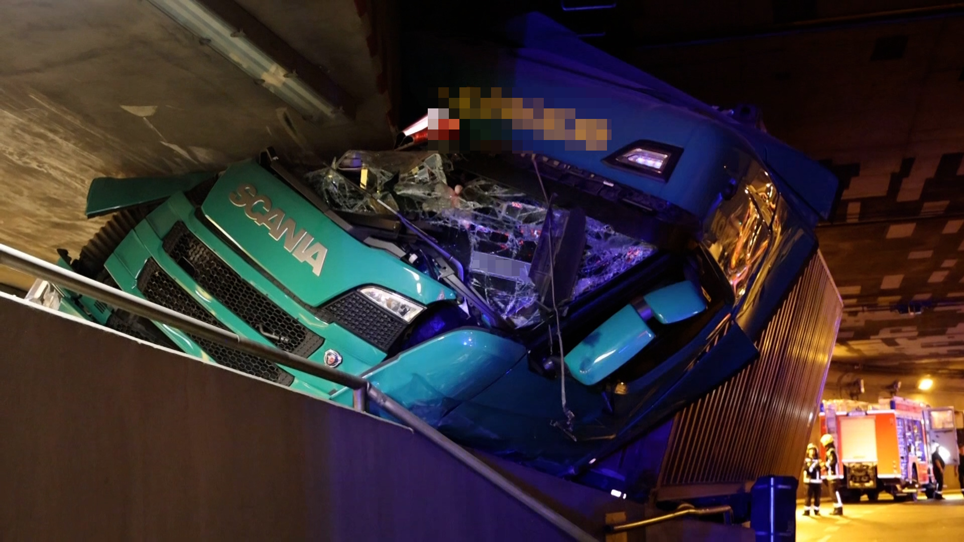 Der Hamburger Lkw verkeilte sich am Montagabend im Berliner Tiergartentunnel.