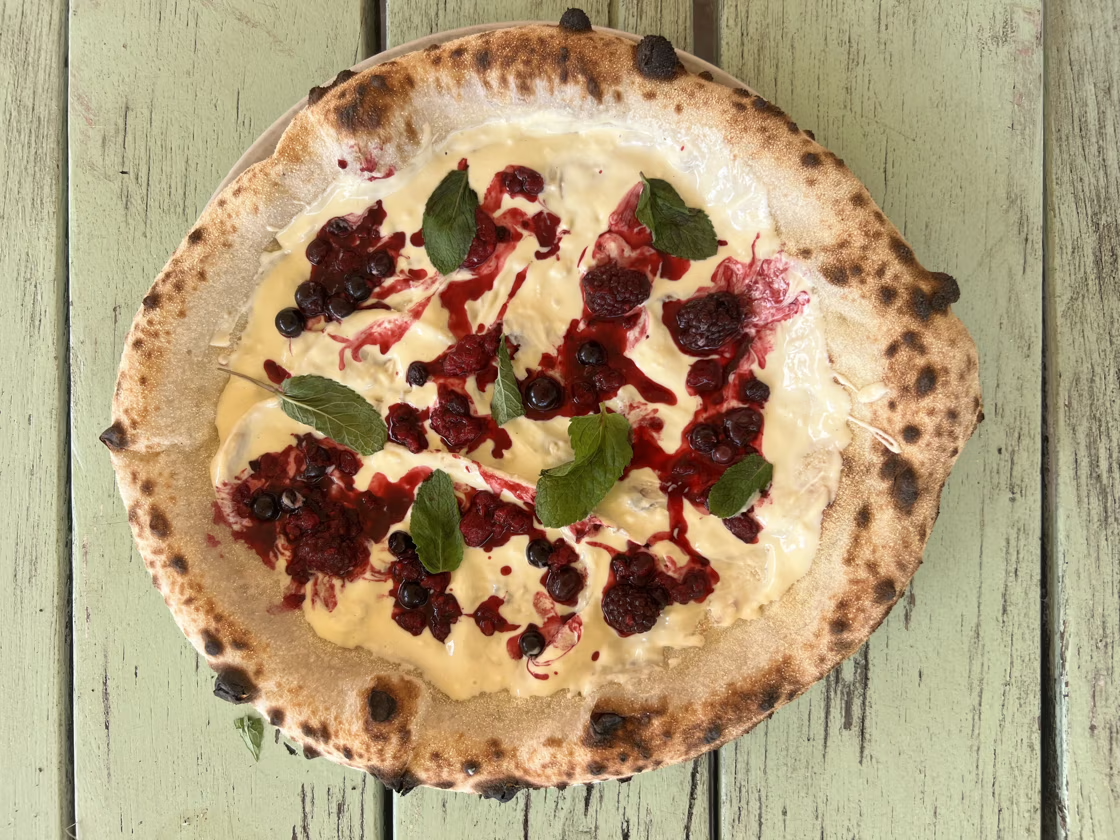 Pizza mit weißer Schokolade, Beerenmix und frischer Minze
