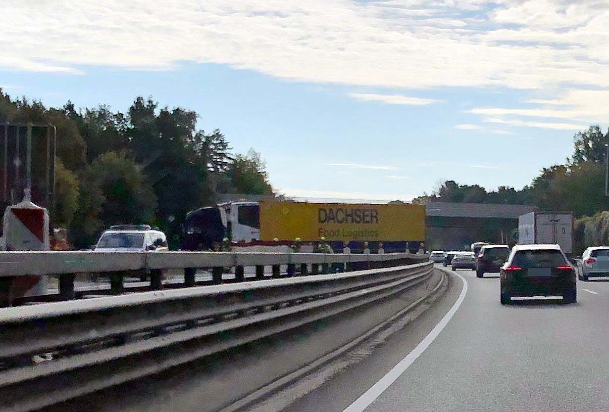 Lkw verunglückt auf A23 bei Halstenbek – Fahrer vom Notarzt reanimiert