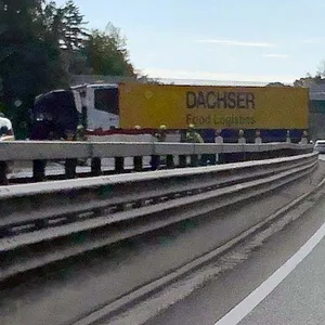 Lkw verunglückt auf A23 bei Halstenbek – Fahrer vom Notarzt reanimiert