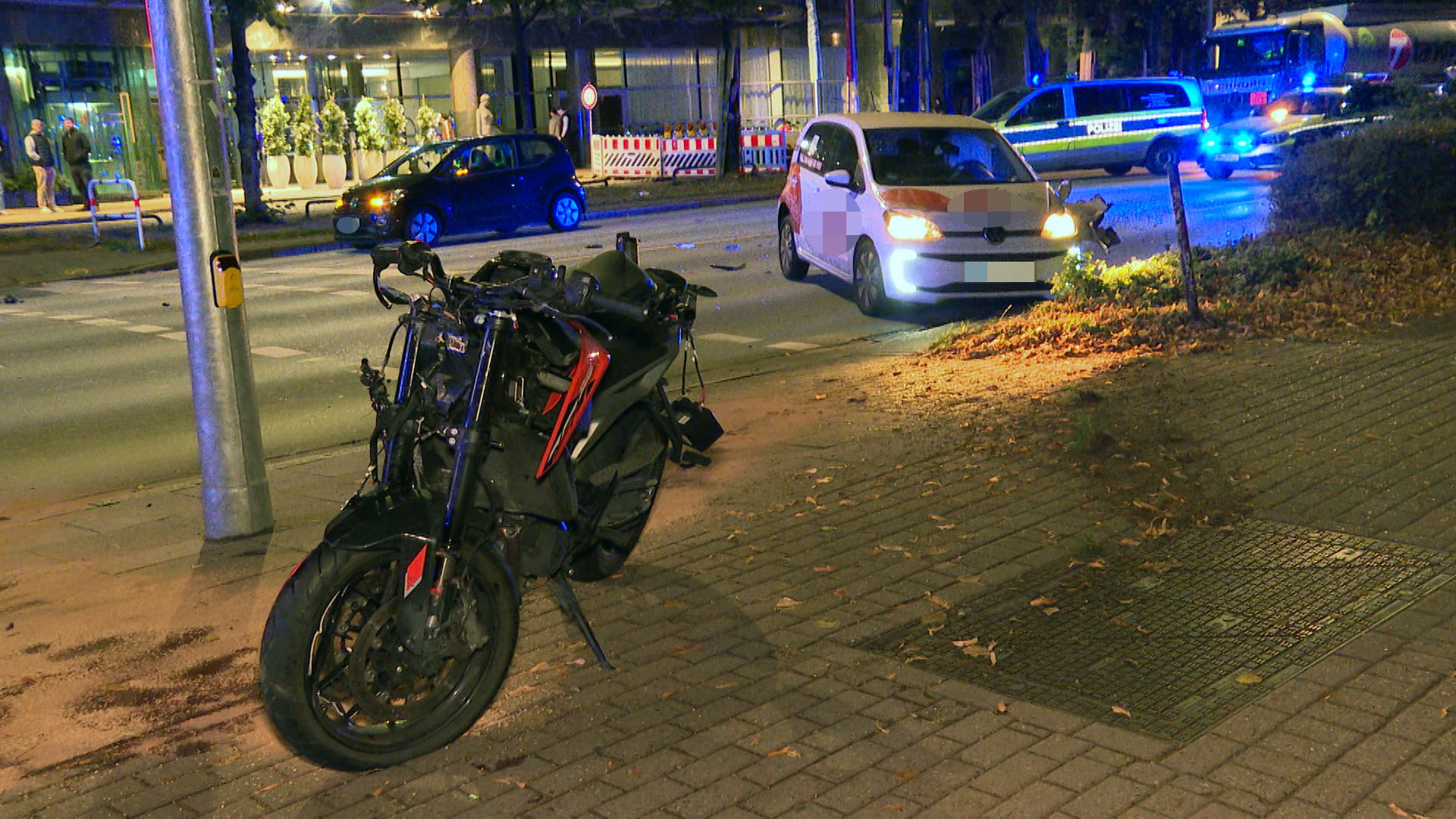 Lieferdienst wendete verbotener Weise und übersieht Motorrad – Biker erleigt seinen schweren Verletzungen in Klinik