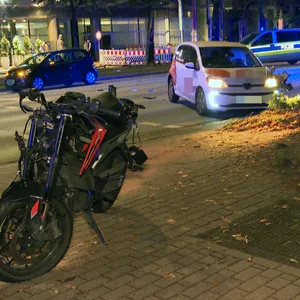 Lieferdienst wendete verbotener Weise und übersieht Motorrad – Biker erleigt seinen schweren Verletzungen in Klinik