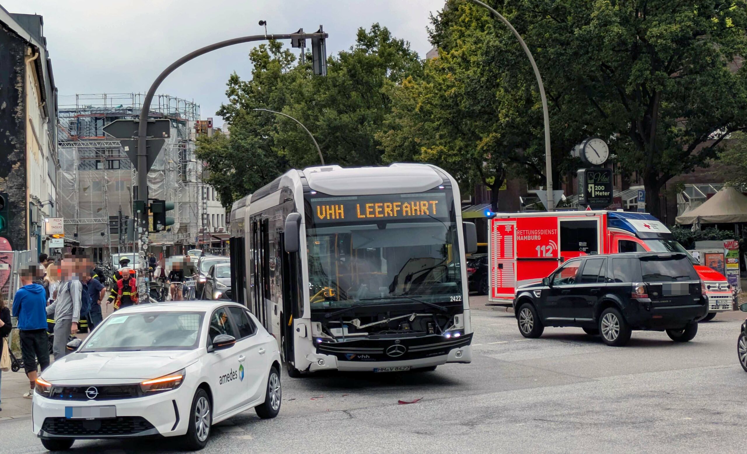 Unfall mit Linienbus in Ottensen – Großeinsatz des Rettungsdienstes