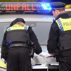 Kind auf straße in Horn von Mofa erfasst und schwer verletzt – Zeugen gesúcht