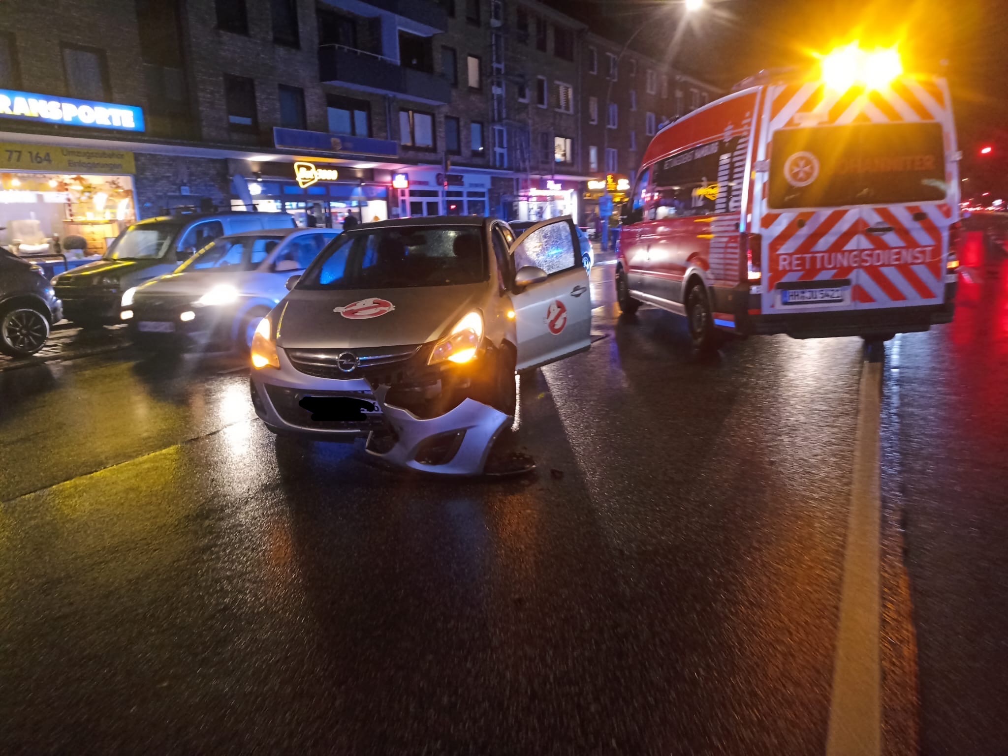 Schwerer Unfall in Eilbek – Veruracher flüchtet in Sisha-Bar. Das stellt Polizisten vor Probleme