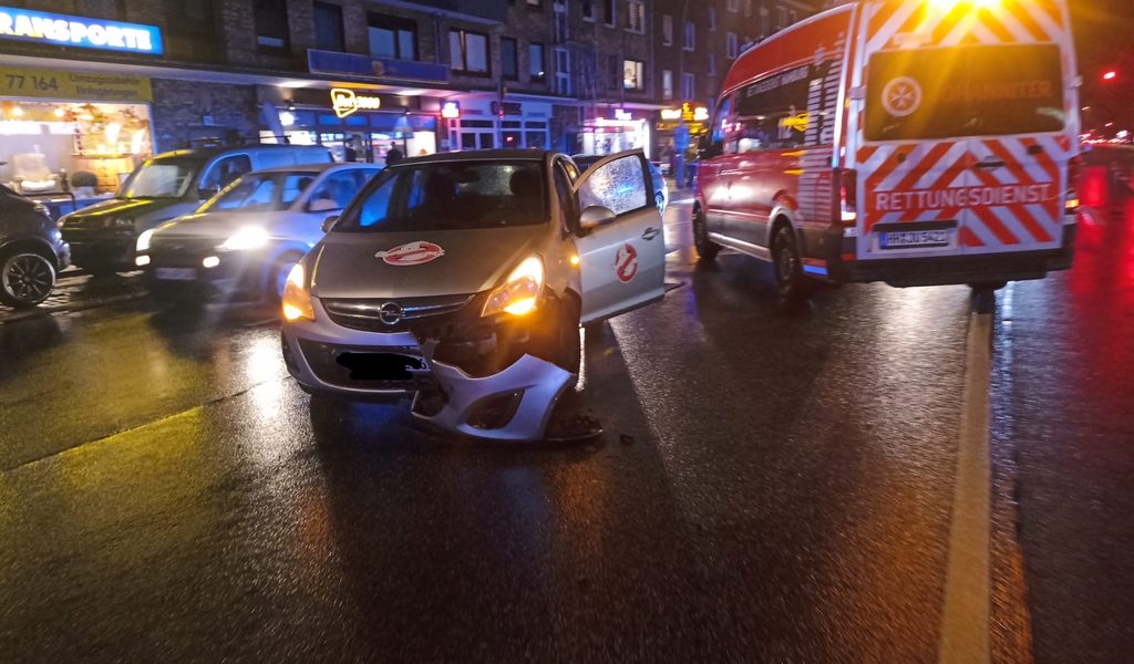 Fahrer-fl-chtet-nach-Unfall-in-Hamburg-Polizei-durchsucht-Shisha-Bar