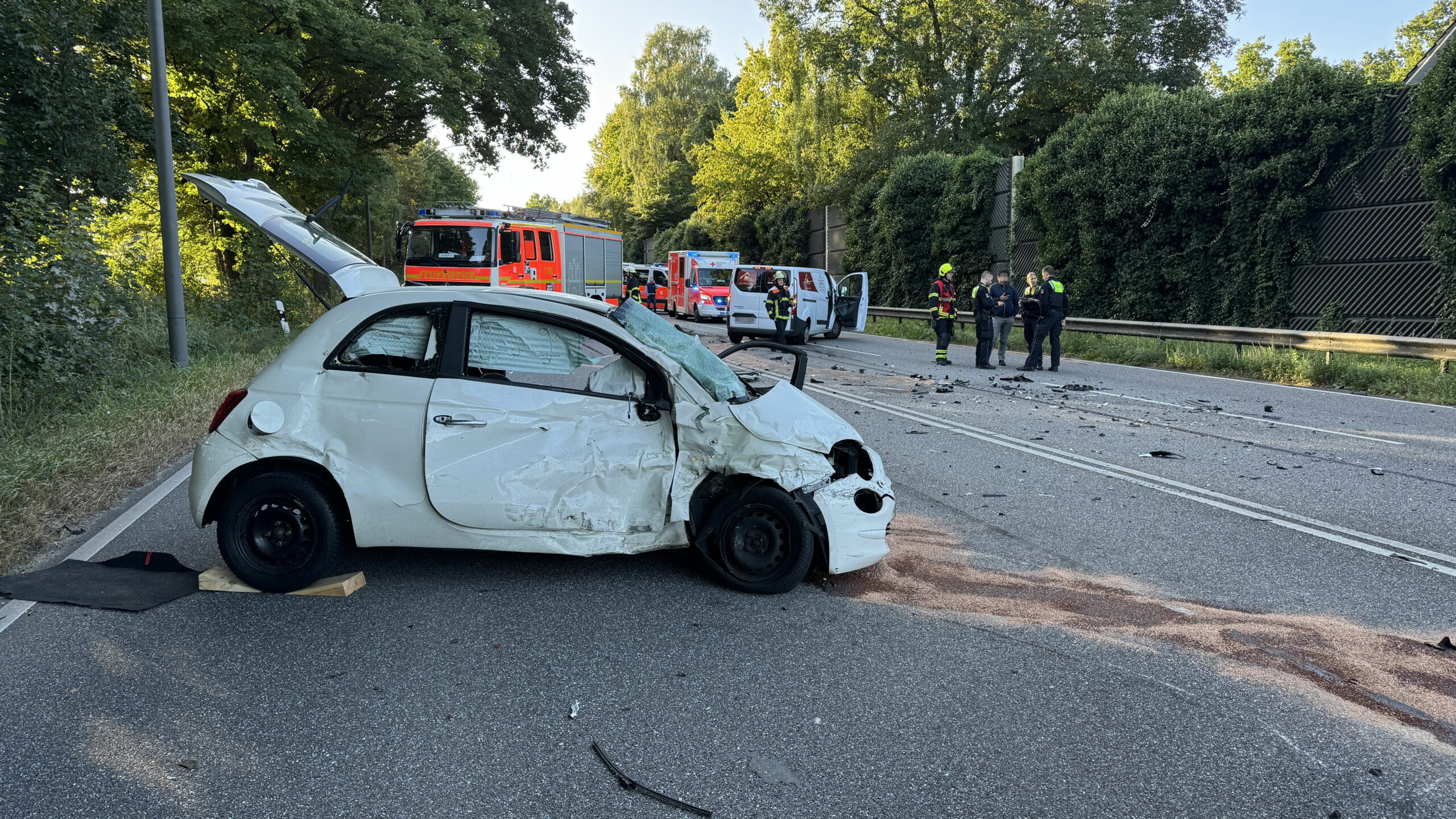 Der völlig zerstörte Fiat steht nach dem Unfall auf der B5 quer im Gegenverkehr.