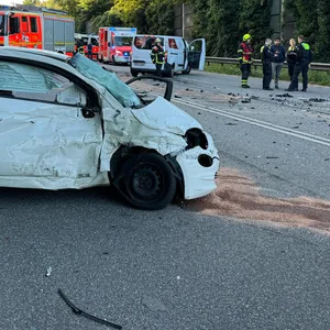 Der völlig zerstörte Fiat steht nach dem Unfall auf der B5 quer im Gegenverkehr.