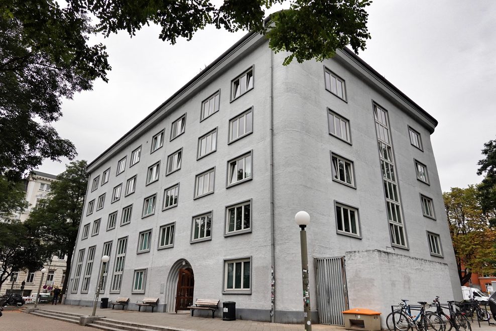 Weltkriegsbunker zwischen Joseph-Carlebach-Platz und Allendeplatz.