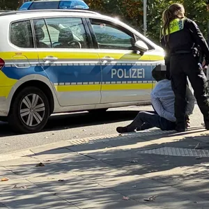 Eine Polizistin mit dem Beschuldigten am Sander Markt.