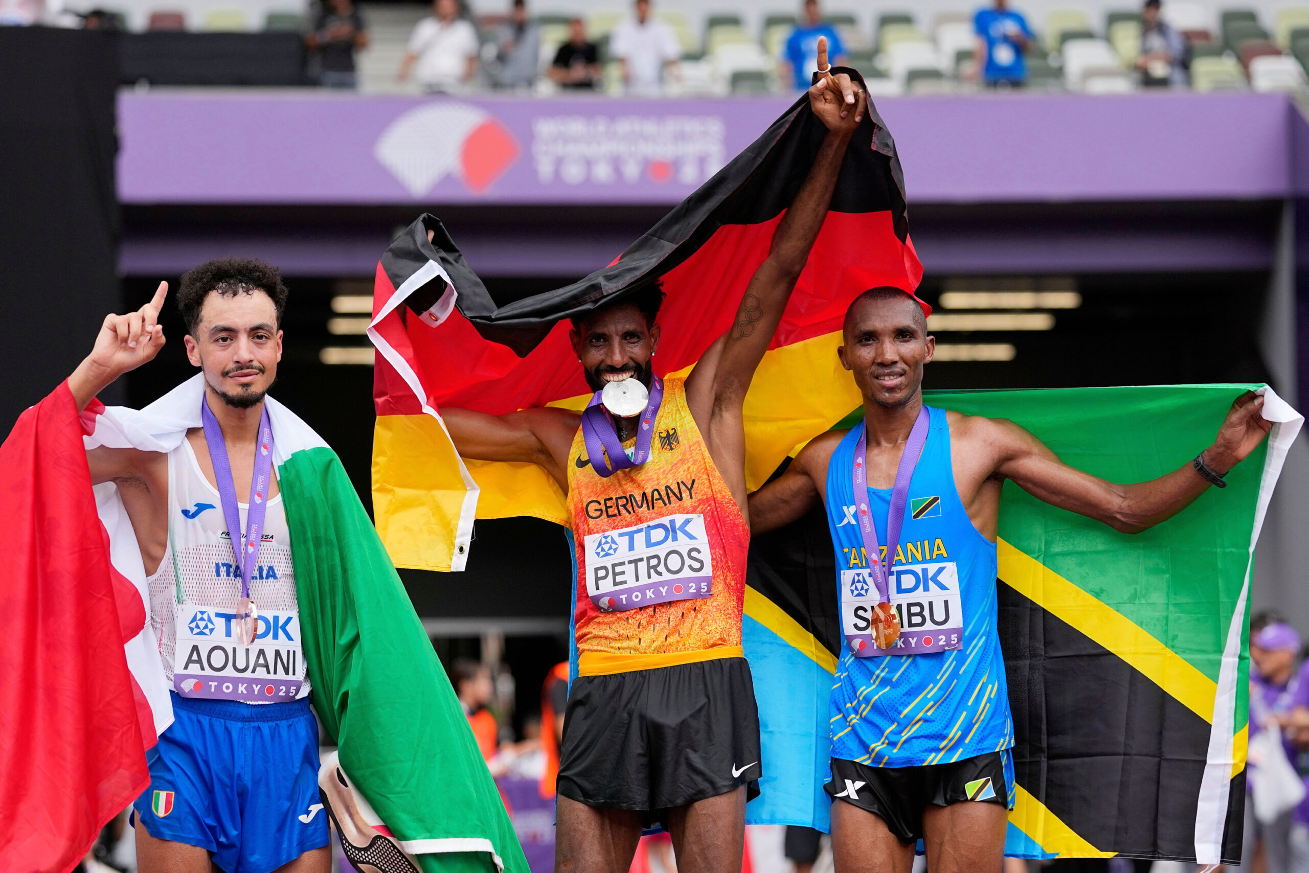 Amanal Petros feiert seine Silbermedaille bei der WM