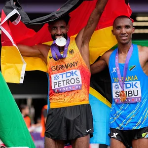 Amanal Petros feiert seine Silbermedaille bei der WM