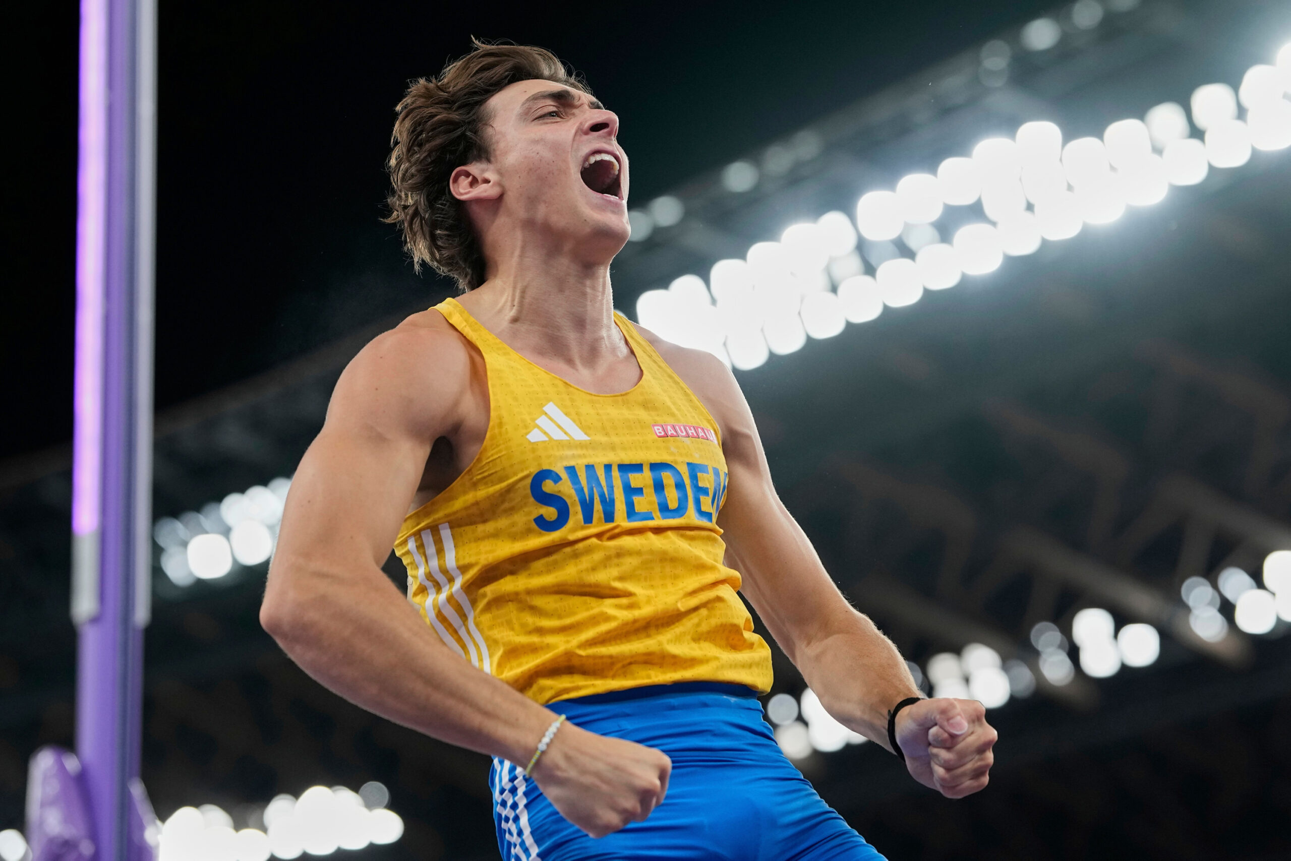 Armand Duplantis bejubelt seinen WM-Titel