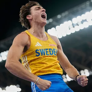 Armand Duplantis bejubelt seinen WM-Titel