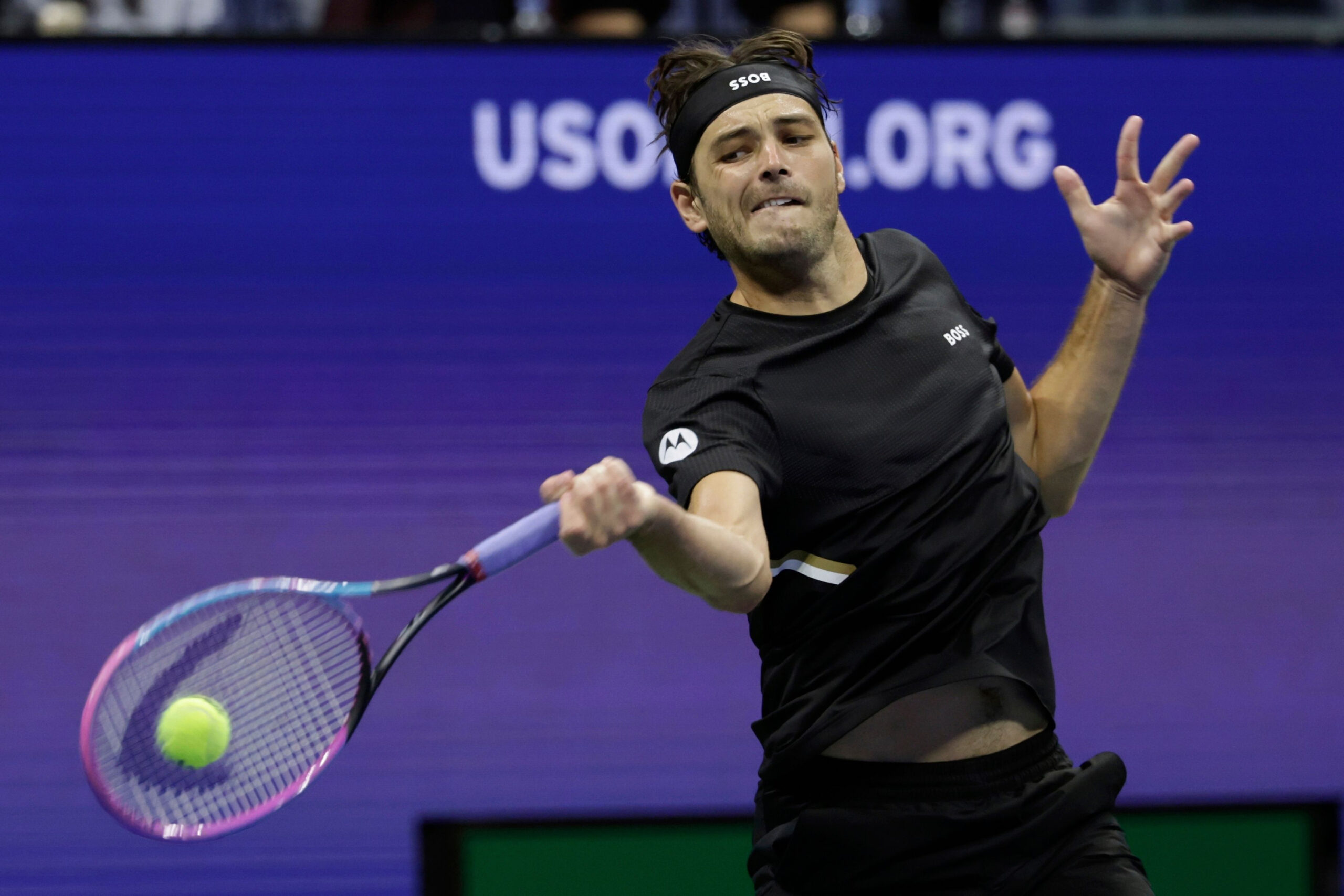 Tennis-Star Taylor Fritz trägt sein Stirnband falsch herum
