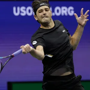Tennis-Star Taylor Fritz trägt sein Stirnband falsch herum