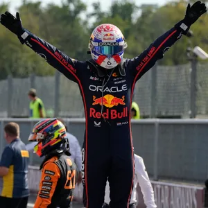Max Verstappen jubelt nach seinem Sieg in Monza
