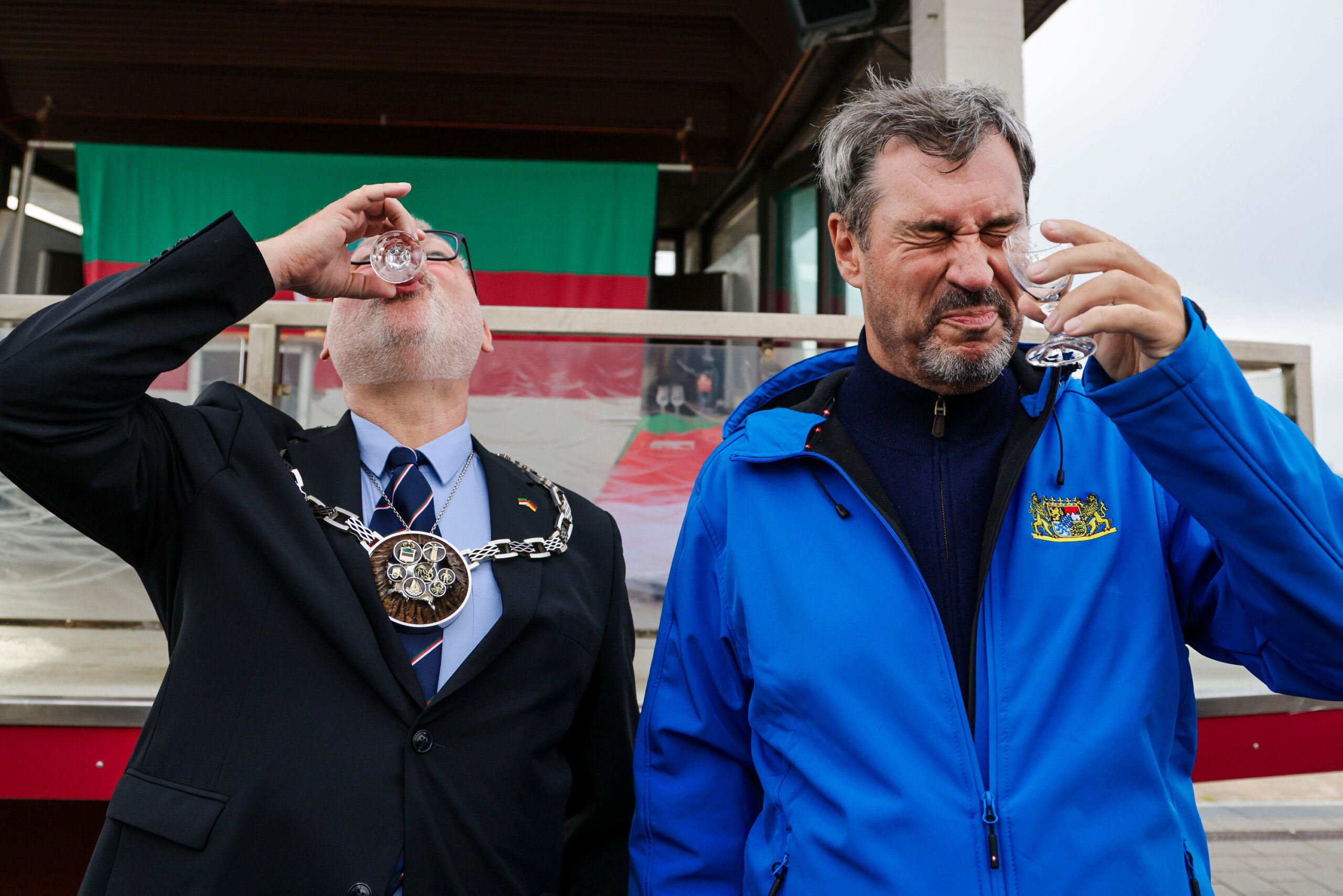Bayerns Ministerpräsident Markus Söder (r, CSU) trinkt einen Sherry mit Thorsten Pollmann, Bürgermeister von Helgoland.