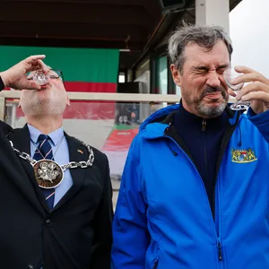 Bayerns Ministerpräsident Markus Söder (r, CSU) trinkt einen Sherry mit Thorsten Pollmann, Bürgermeister von Helgoland.