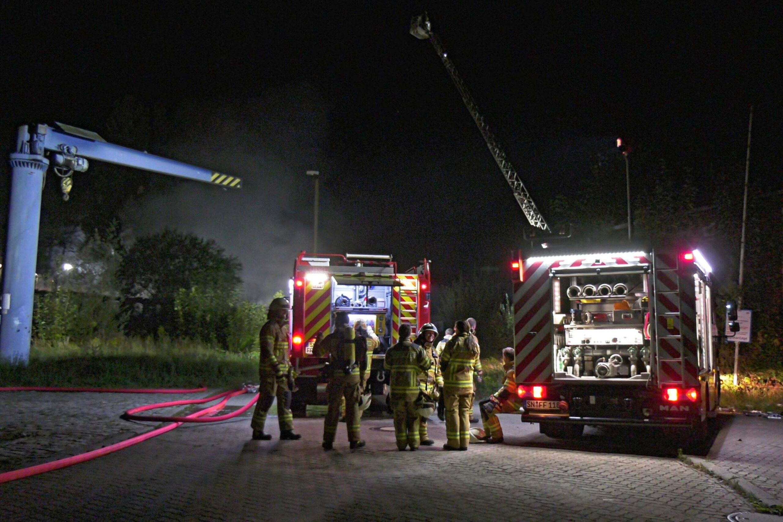 Feuerwehrkräfte im Einsatz an der brennenden Lagerhalle in Schwerin.