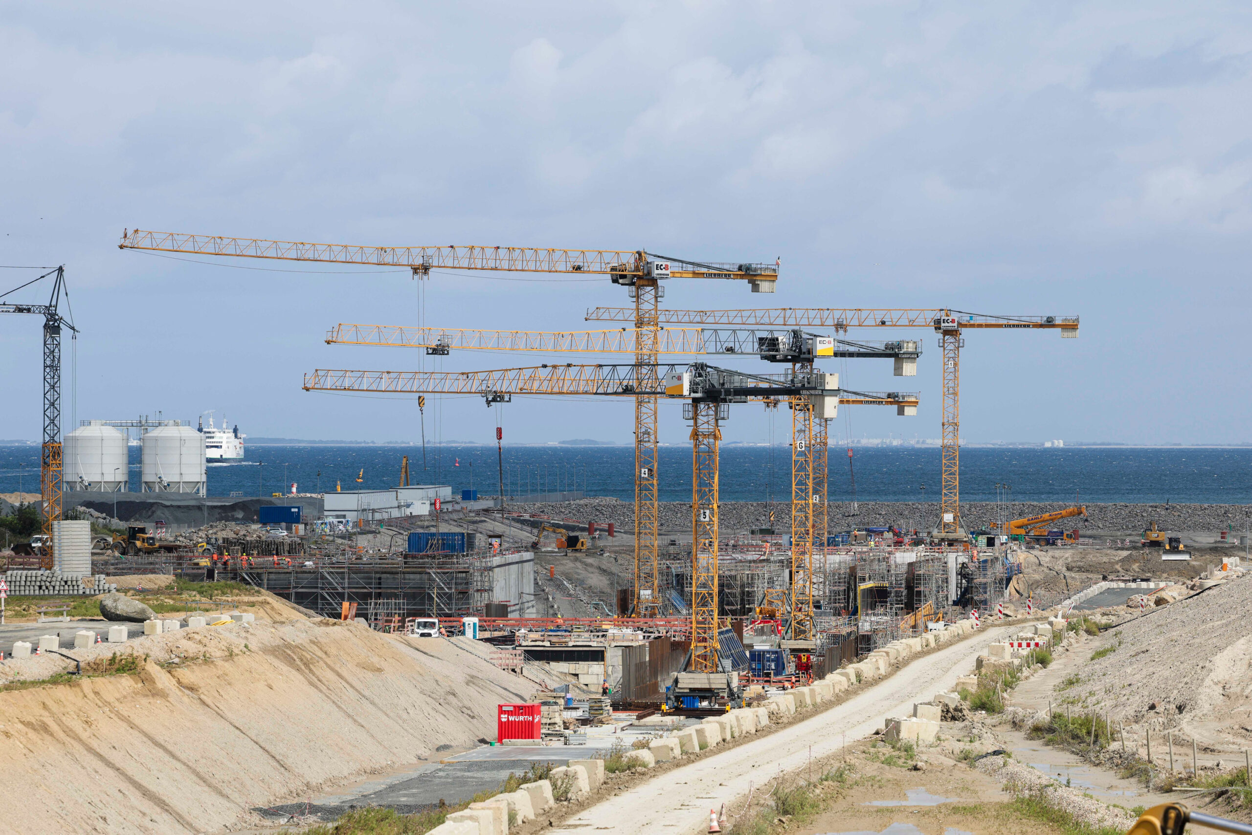 Die Sonne scheint auf die Baustelle des Fehmarnbelt-Tunnels.