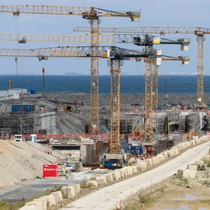 Die Sonne scheint auf die Baustelle des Fehmarnbelt-Tunnels.