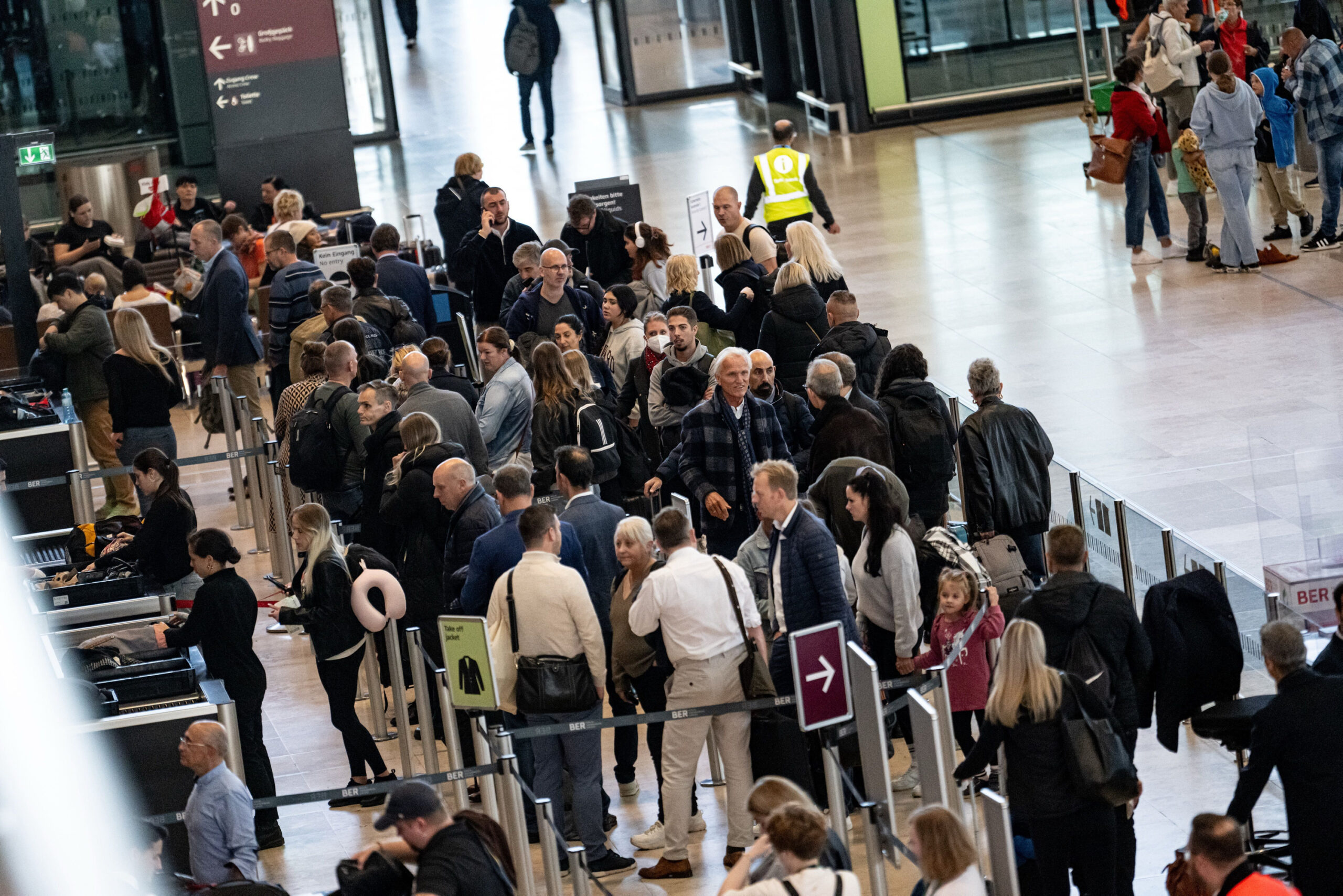 Menschen in der Schlange zur Security am Flughafen BER