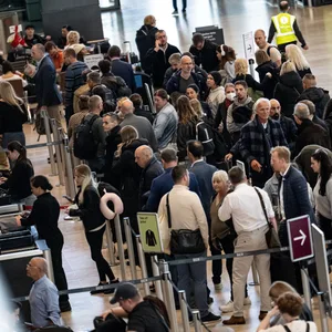 Menschen in der Schlange zur Security am Flughafen BER