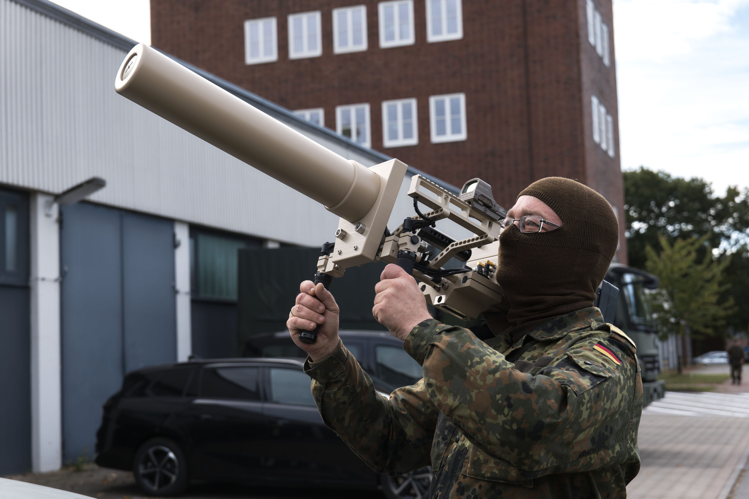Ein Soldat mit einem Counter UAV Jammer HP 47