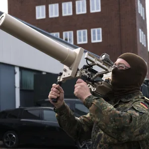 Ein Soldat mit einem Counter UAV Jammer HP 47