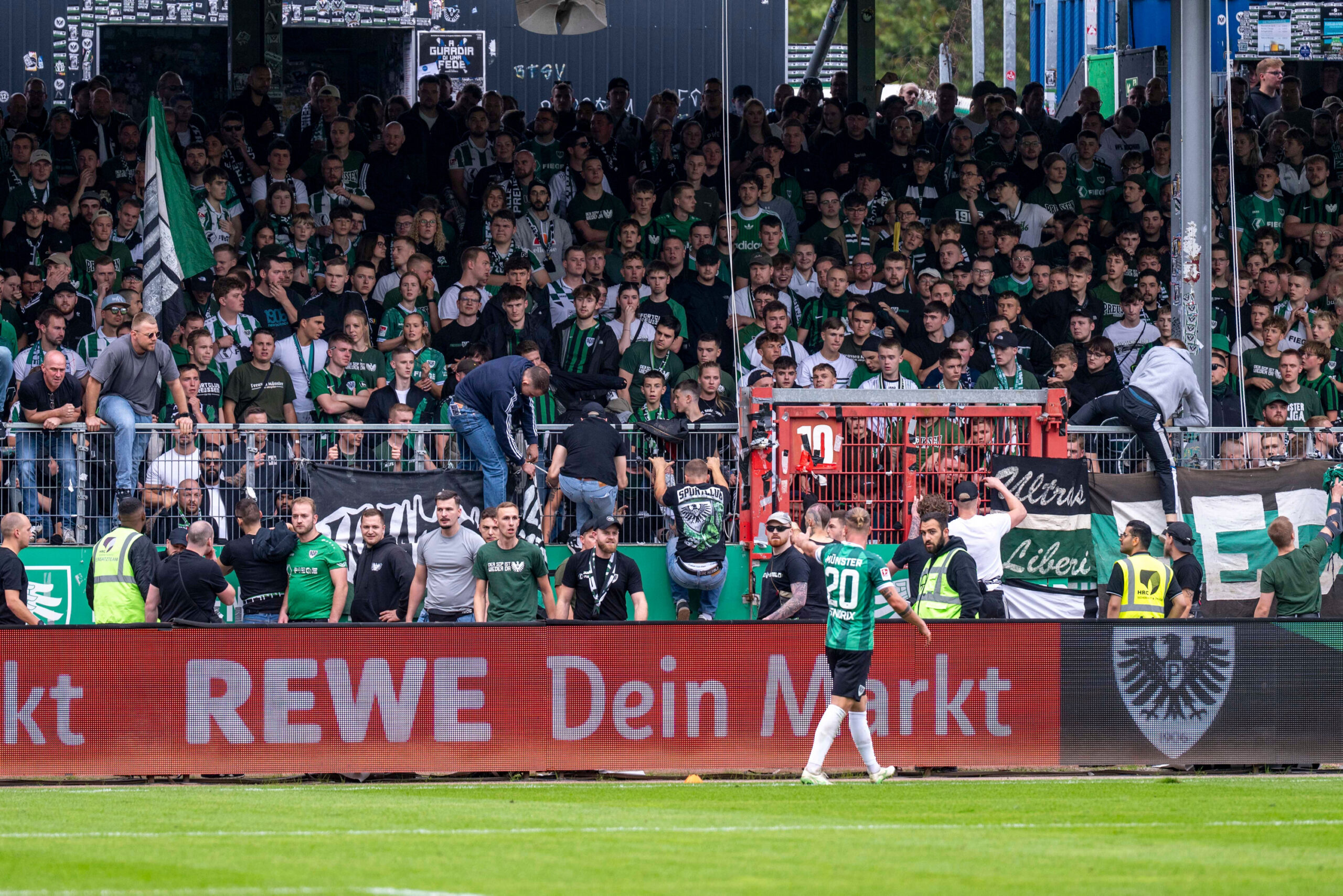 Fans von Preußen Münster überklettern den Zaun