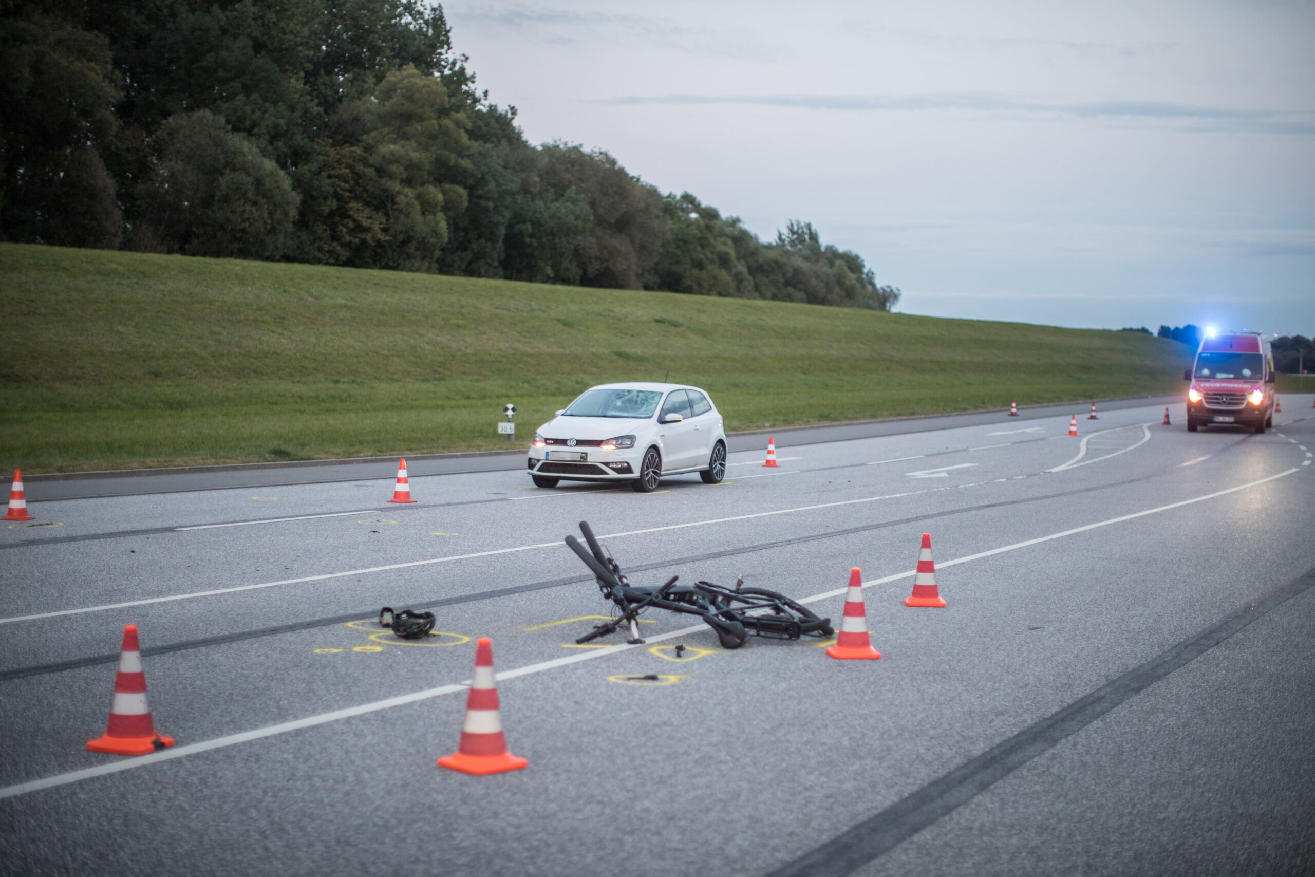 Auf dem Neuenfelder Hauptdeich in Hamburg-Finkenwerder hat ein Autofahrer einen E-Biker angefahren und schwer verletzt.