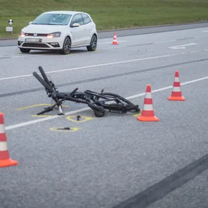 Auf dem Neuenfelder Hauptdeich in Hamburg-Finkenwerder hat ein Autofahrer einen E-Biker angefahren und schwer verletzt.