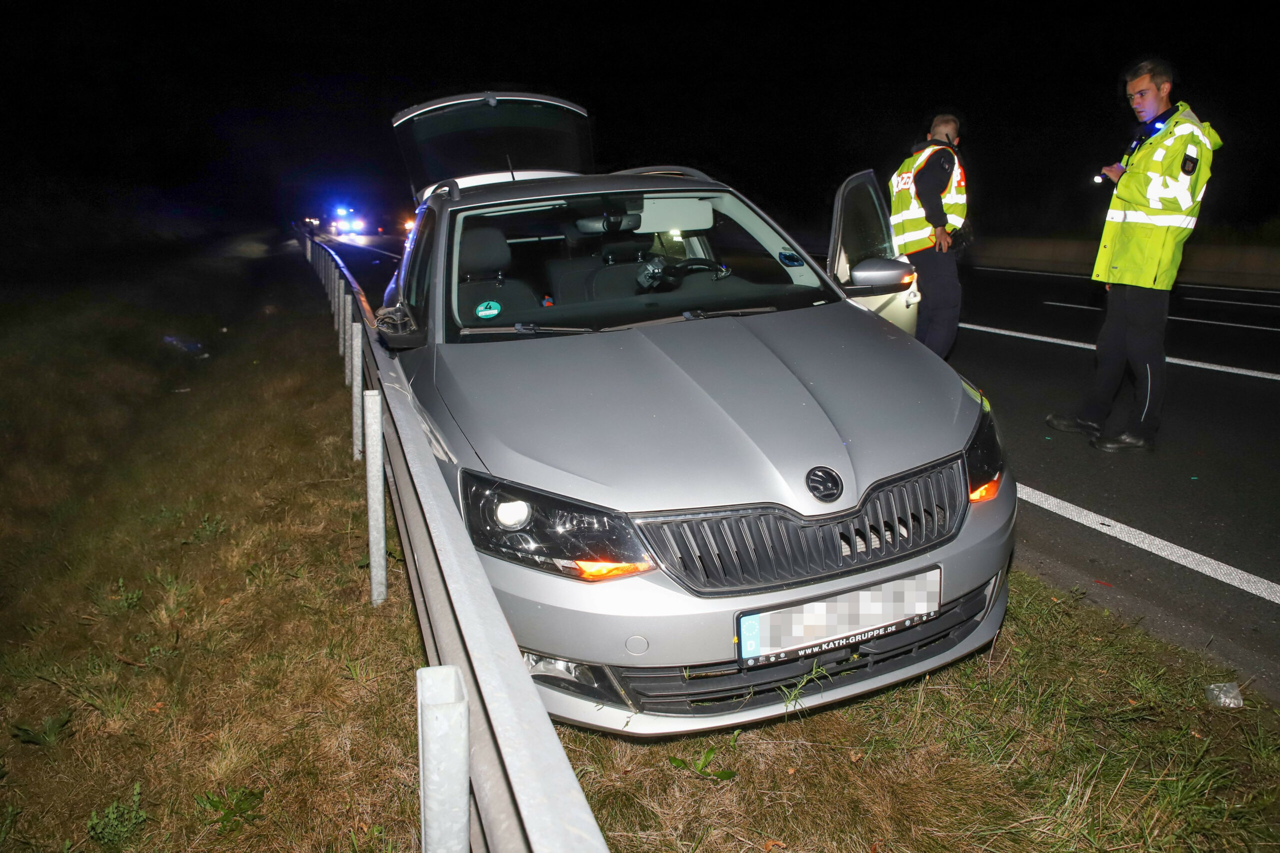 Der Škoda des verunglückten 71-Jährigen nach der Kollision mit der Leitplanke.