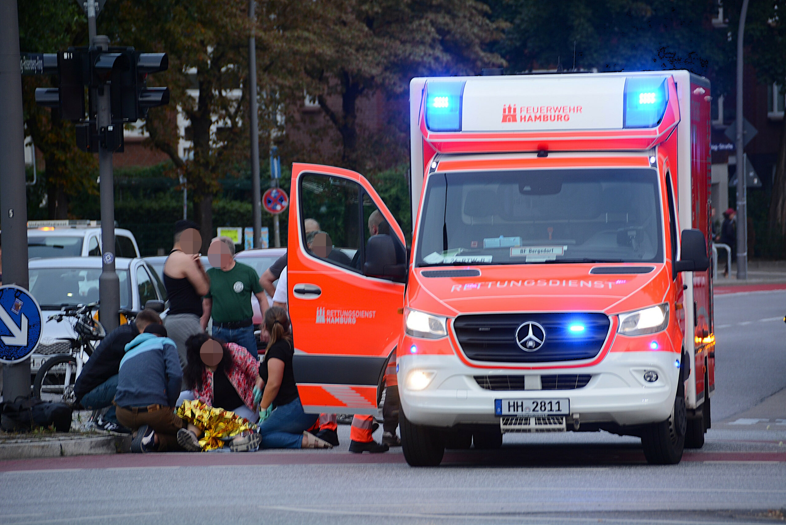 Auf dem Lohbrügger Markt in Hamburg-Lohbrügge wurde ein Radfahrer angefahren und schwer verletzt.