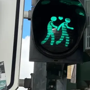 Eine grüne Ampel mit zwei Männern und einem Herz.